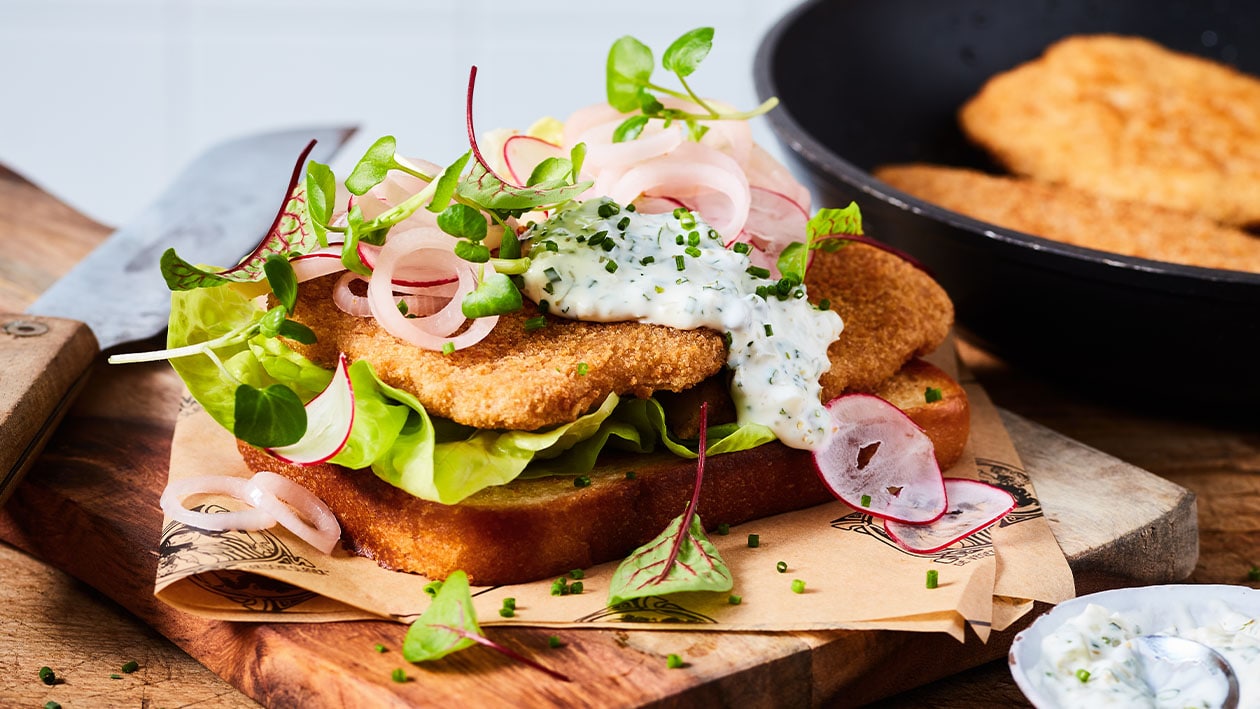Vegetarische schnitzel op briochebrood met zoetzure sjalotten en tartaarsaus Vegetarische schnitzel op briochebrood met zoetzure sjalotten en tartaarsaus